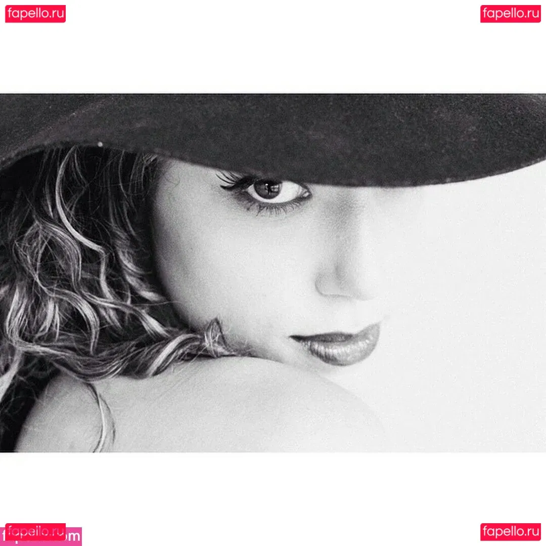 Amanda Crew Onlyfans Photo Gallery 