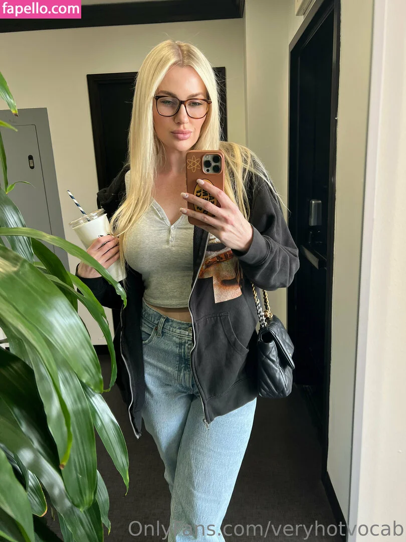 veryhotvocab Onlyfans Photo Gallery 