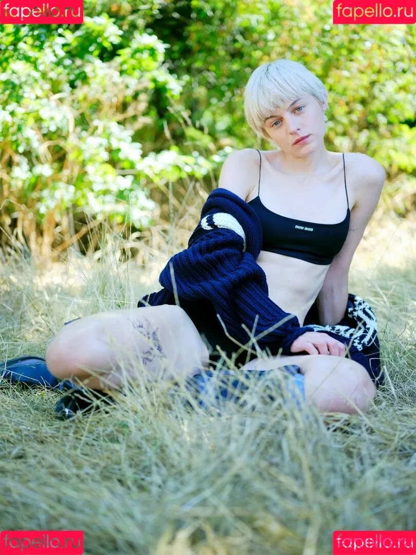 Emma Corrin Onlyfans Photo Gallery 