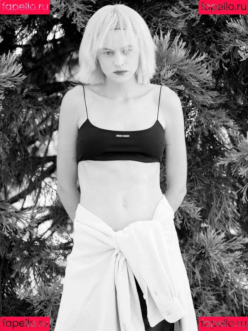 Emma Corrin Onlyfans Photo Gallery 