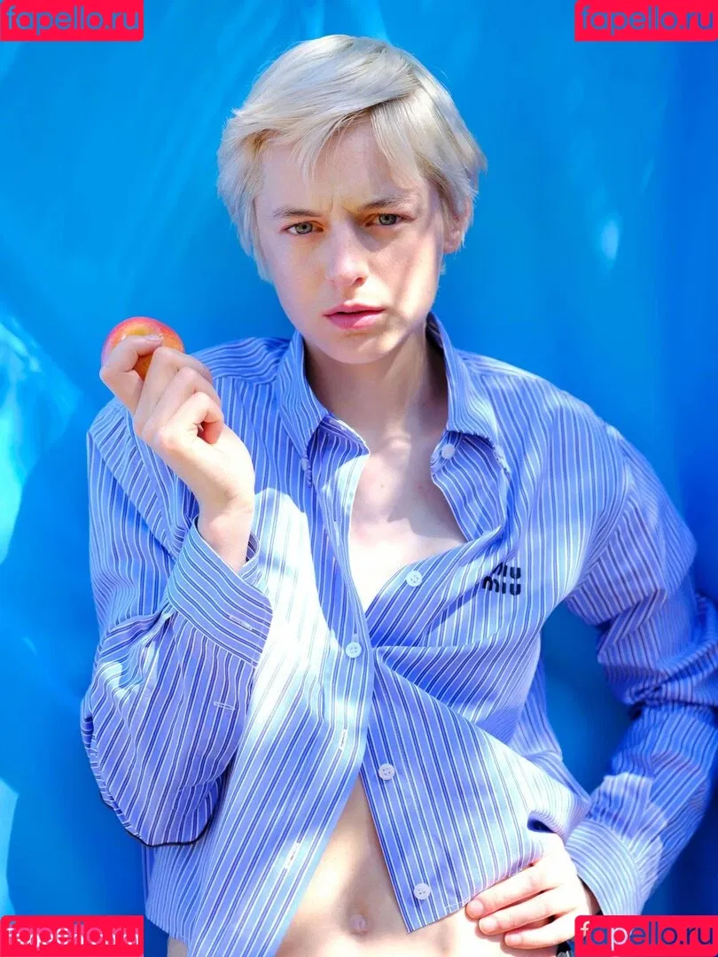 Emma Corrin Onlyfans Photo Gallery 