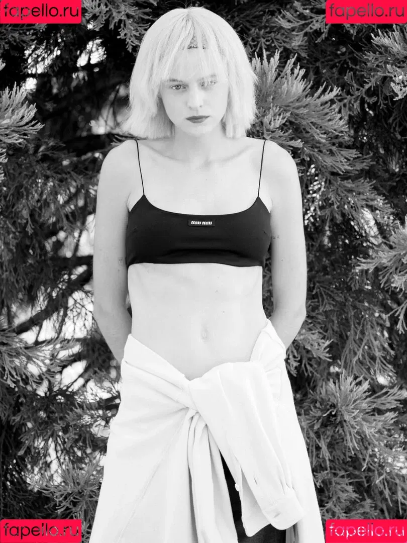 Emma Corrin Onlyfans Photo Gallery 