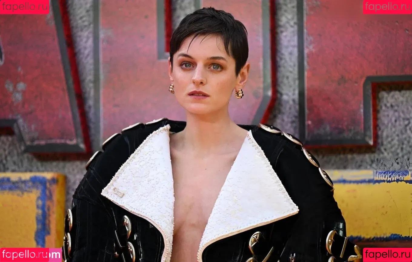 Emma Corrin Onlyfans Photo Gallery 