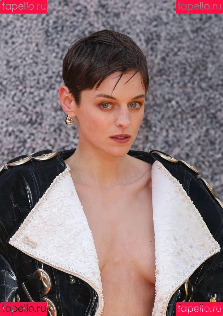 Emma Corrin Onlyfans Photo Gallery 