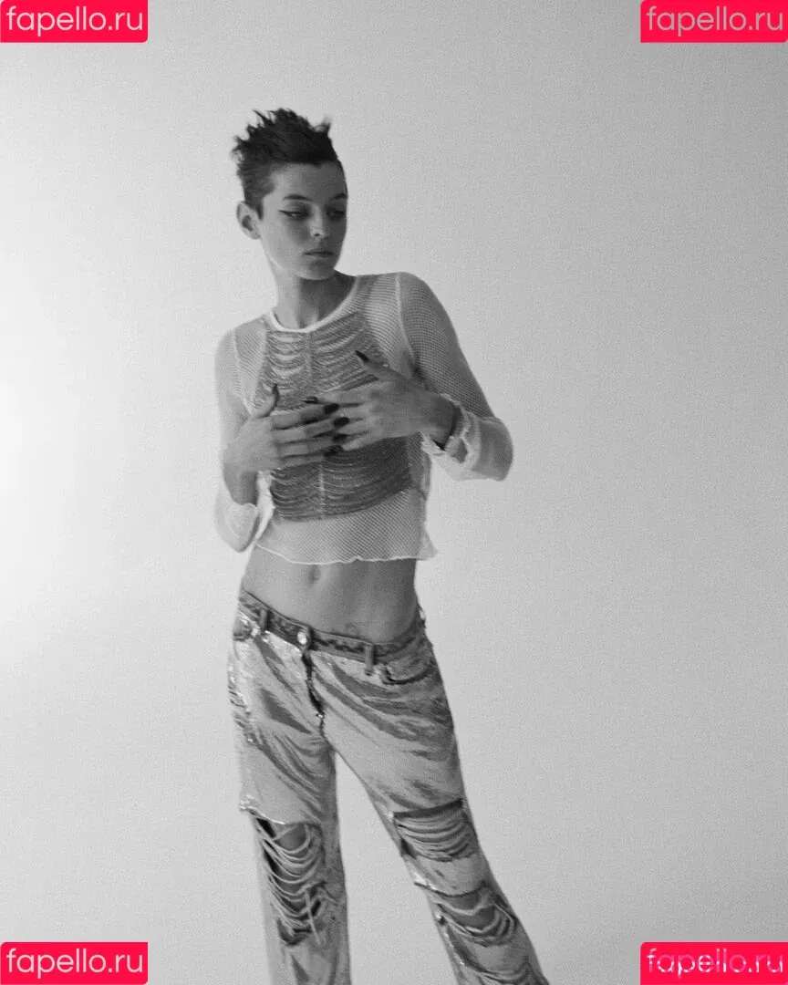 Emma Corrin Onlyfans Photo Gallery 
