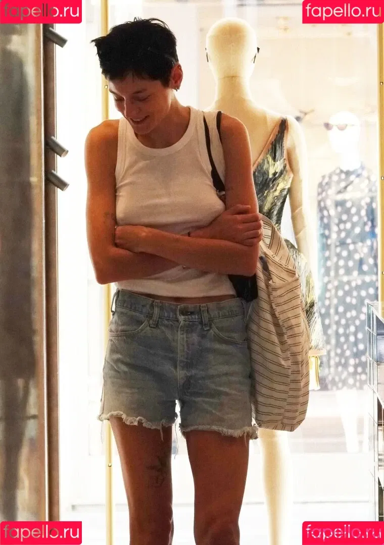 Emma Corrin Onlyfans Photo Gallery 