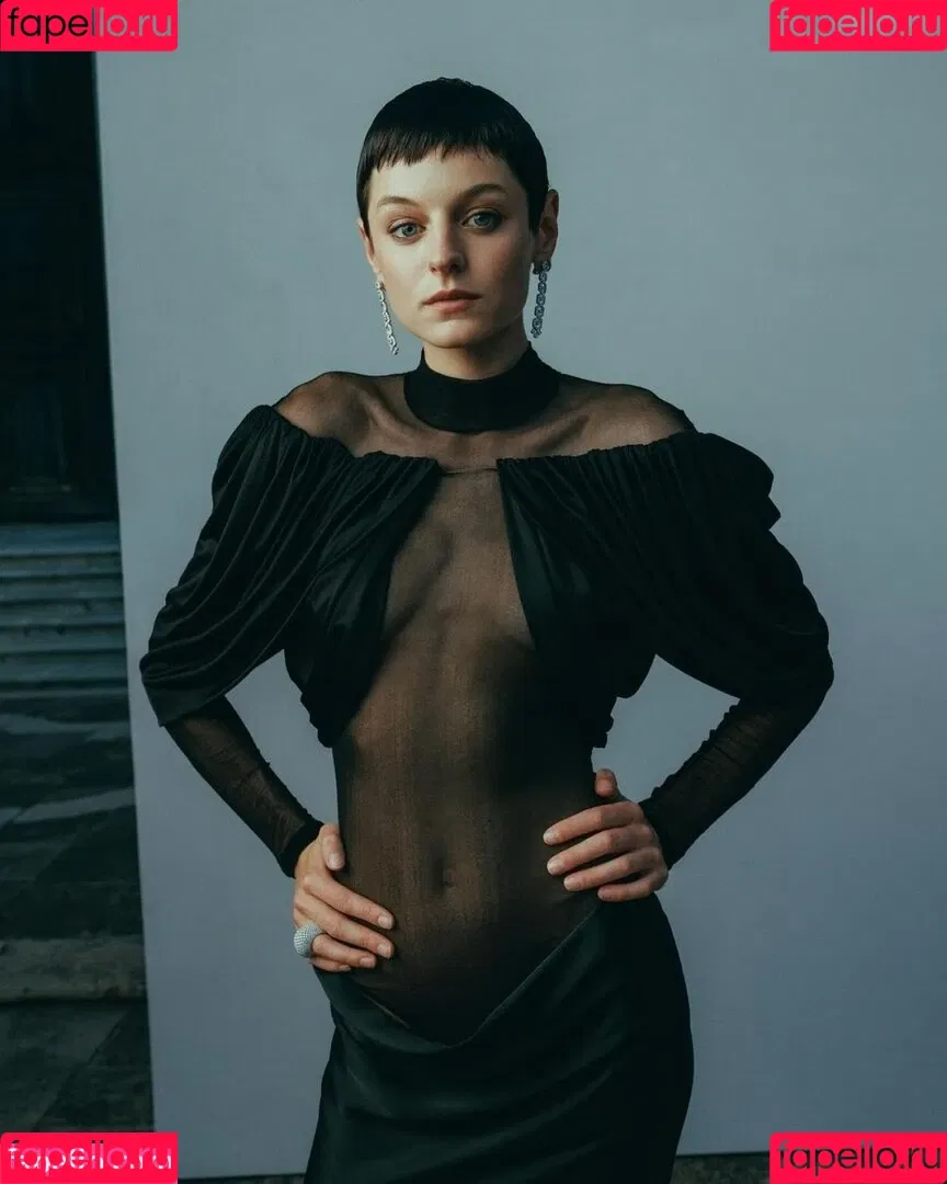 Emma Corrin Onlyfans Photo Gallery 