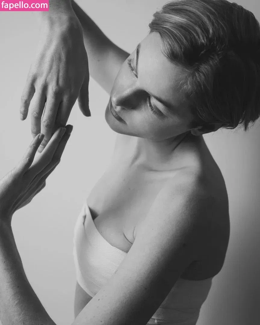 Emma Corrin Onlyfans Photo Gallery 