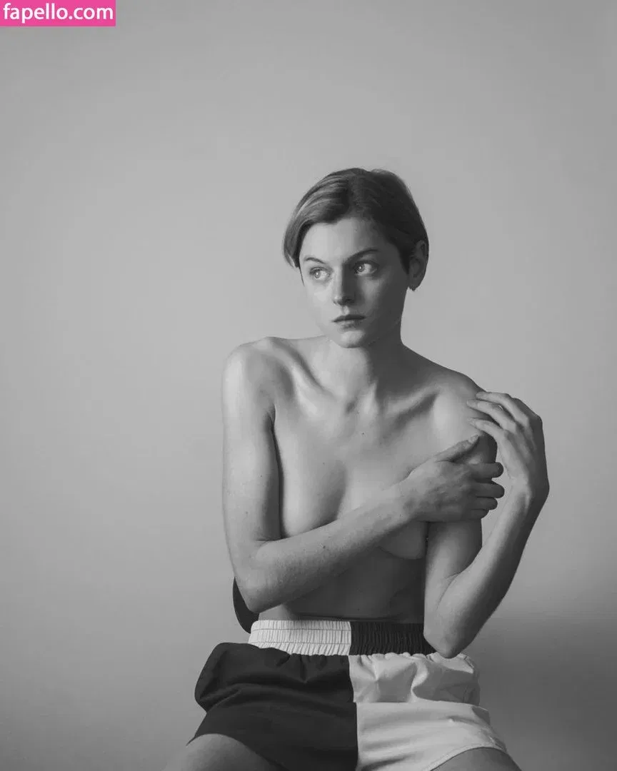 Emma Corrin Onlyfans Photo Gallery 