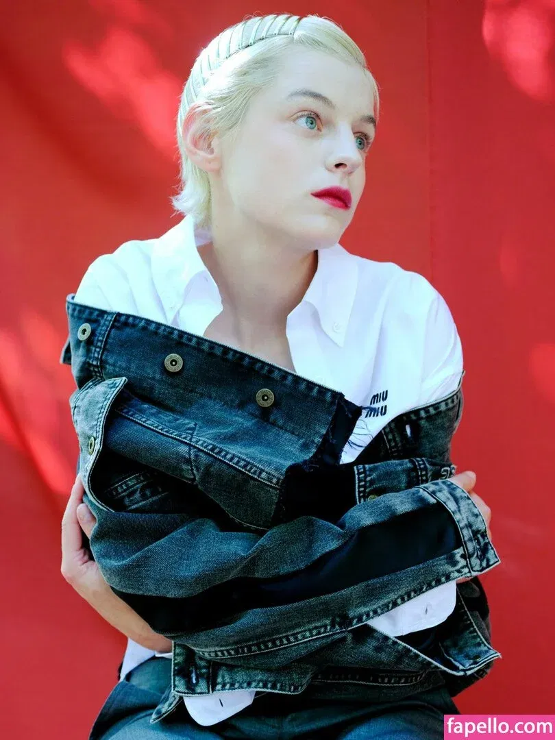 Emma Corrin Onlyfans Photo Gallery 