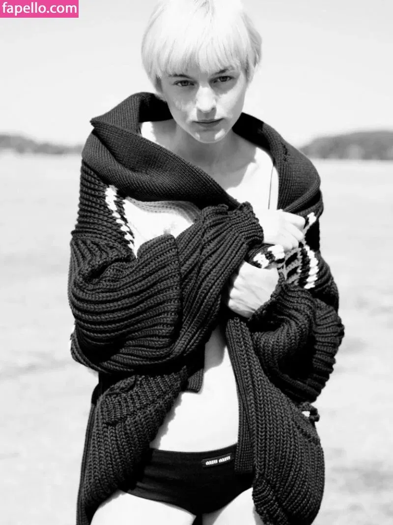 Emma Corrin Onlyfans Photo Gallery 