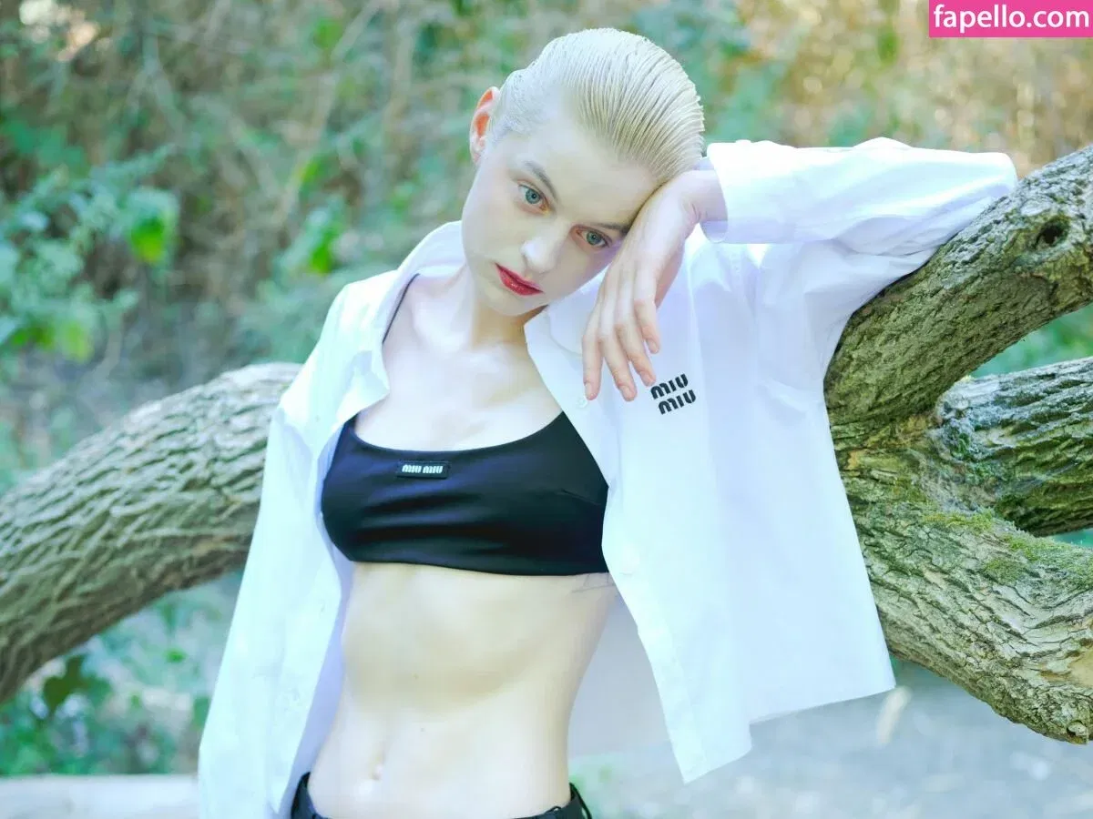 Emma Corrin Onlyfans Photo Gallery 