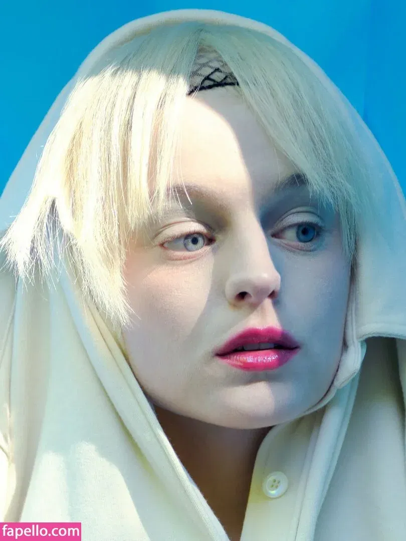 Emma Corrin Onlyfans Photo Gallery 