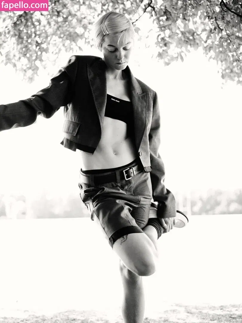 Emma Corrin Onlyfans Photo Gallery 