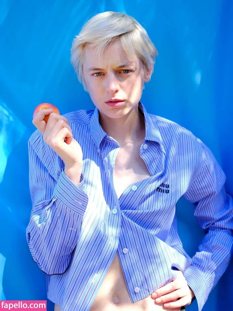 Emma Corrin Onlyfans Photo Gallery 