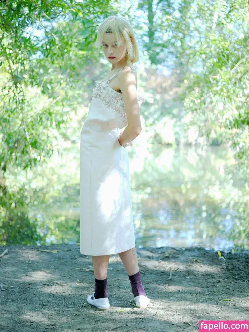 Emma Corrin Onlyfans Photo Gallery 