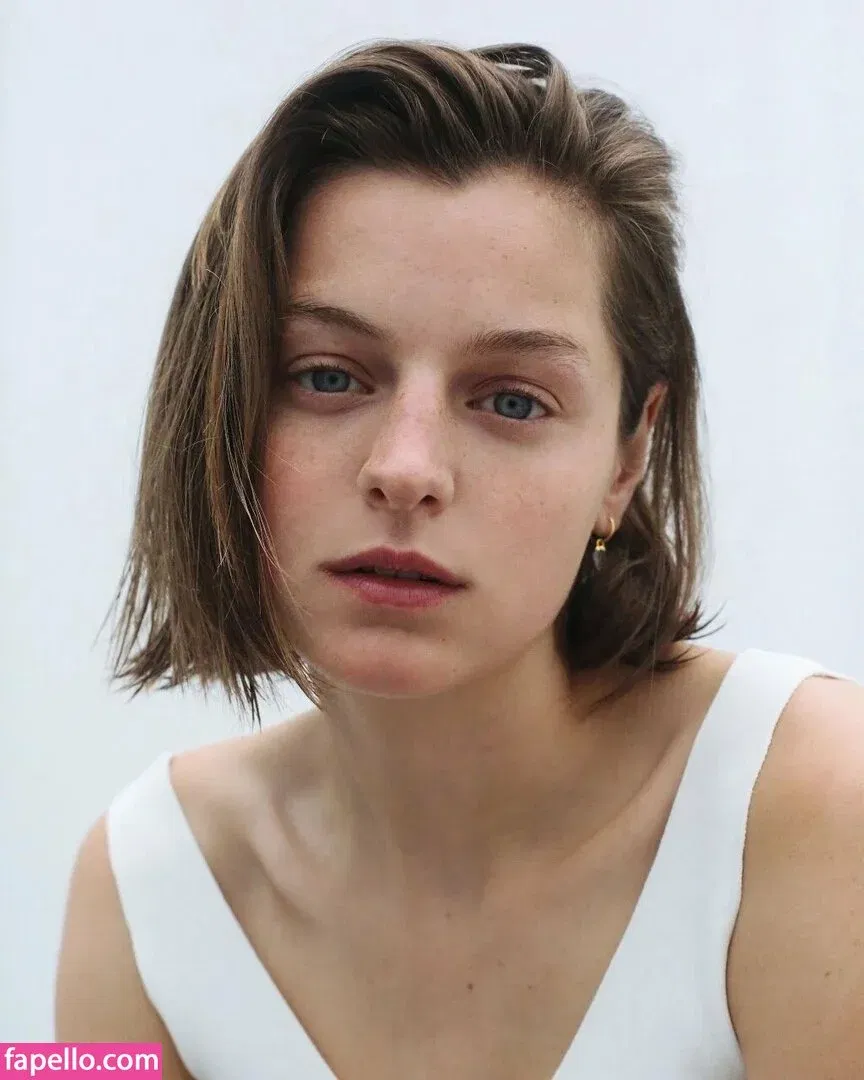 Emma Corrin Onlyfans Photo Gallery 