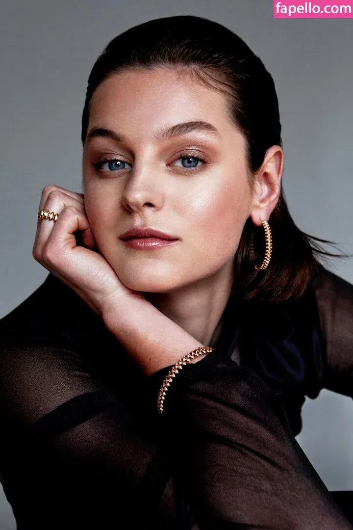 Emma Corrin Onlyfans Photo Gallery 