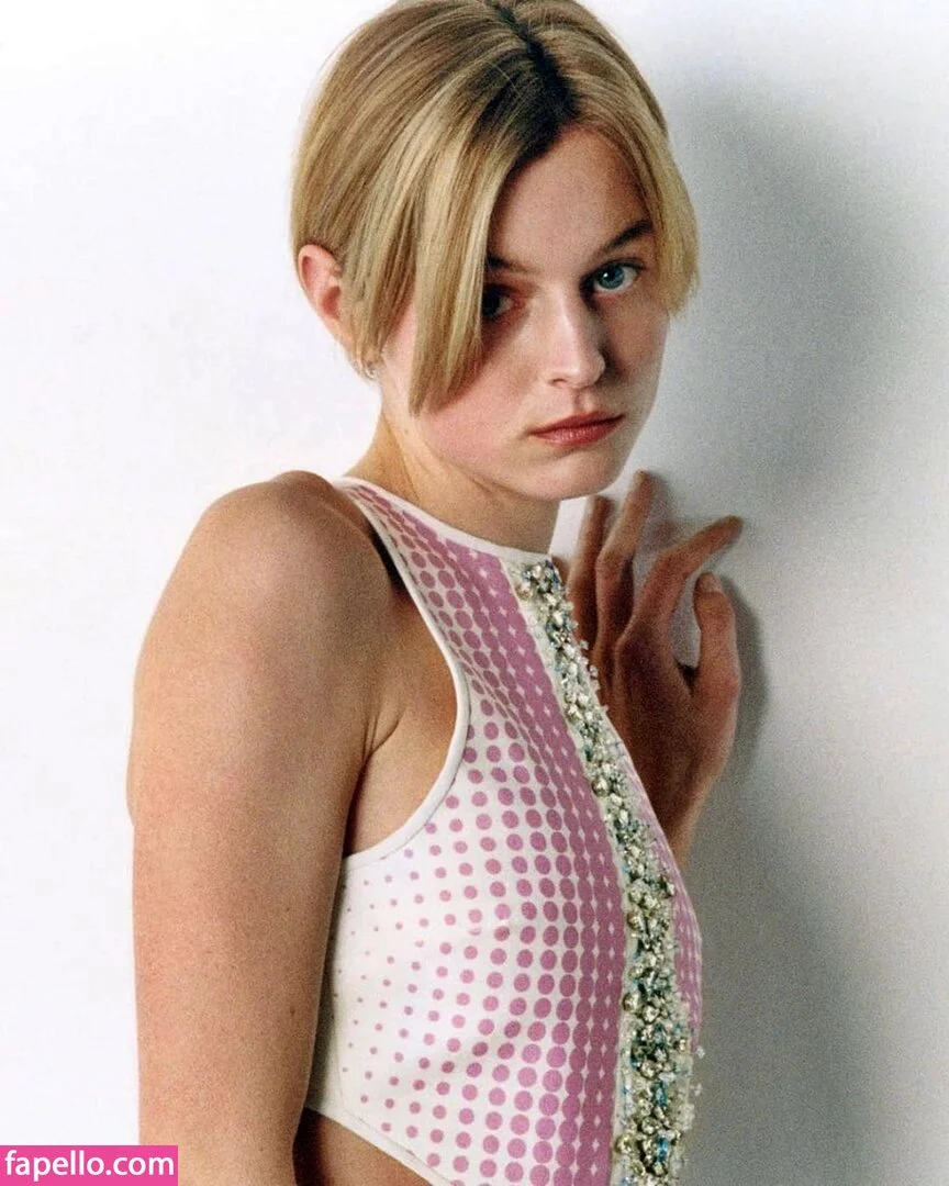 Emma Corrin Onlyfans Photo Gallery 