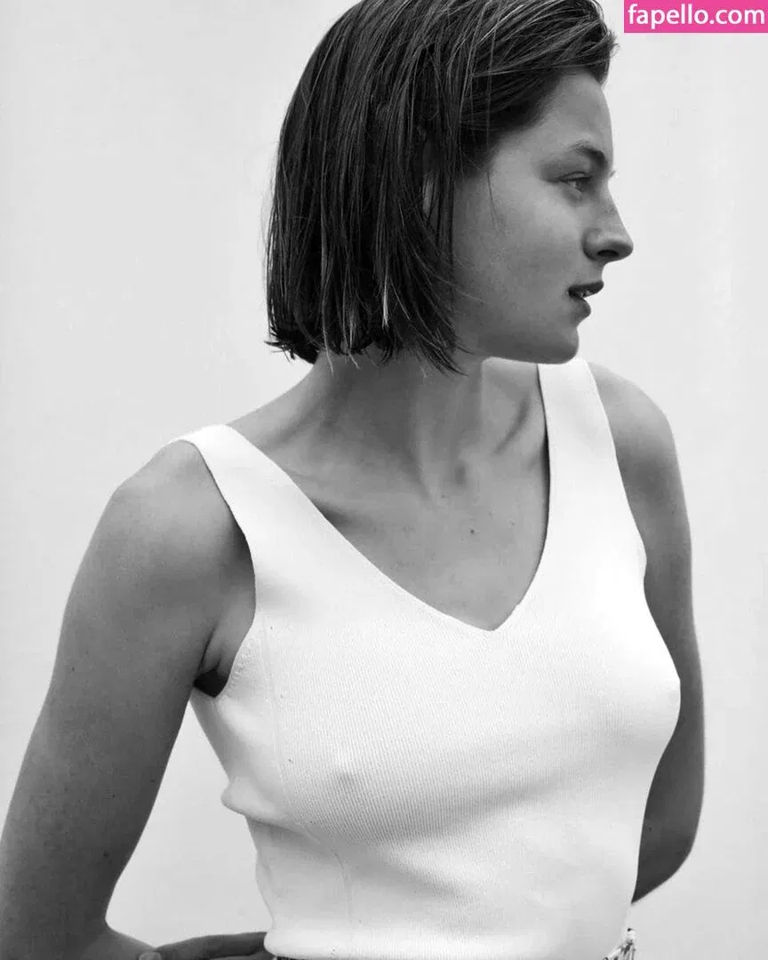 Emma Corrin Onlyfans Photo Gallery 