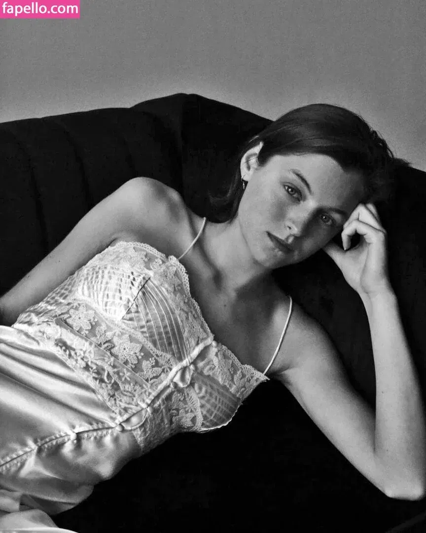 Emma Corrin Onlyfans Photo Gallery 