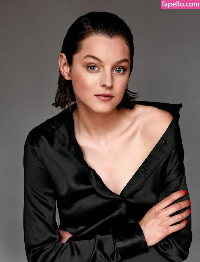 Emma Corrin Onlyfans Photo Gallery 