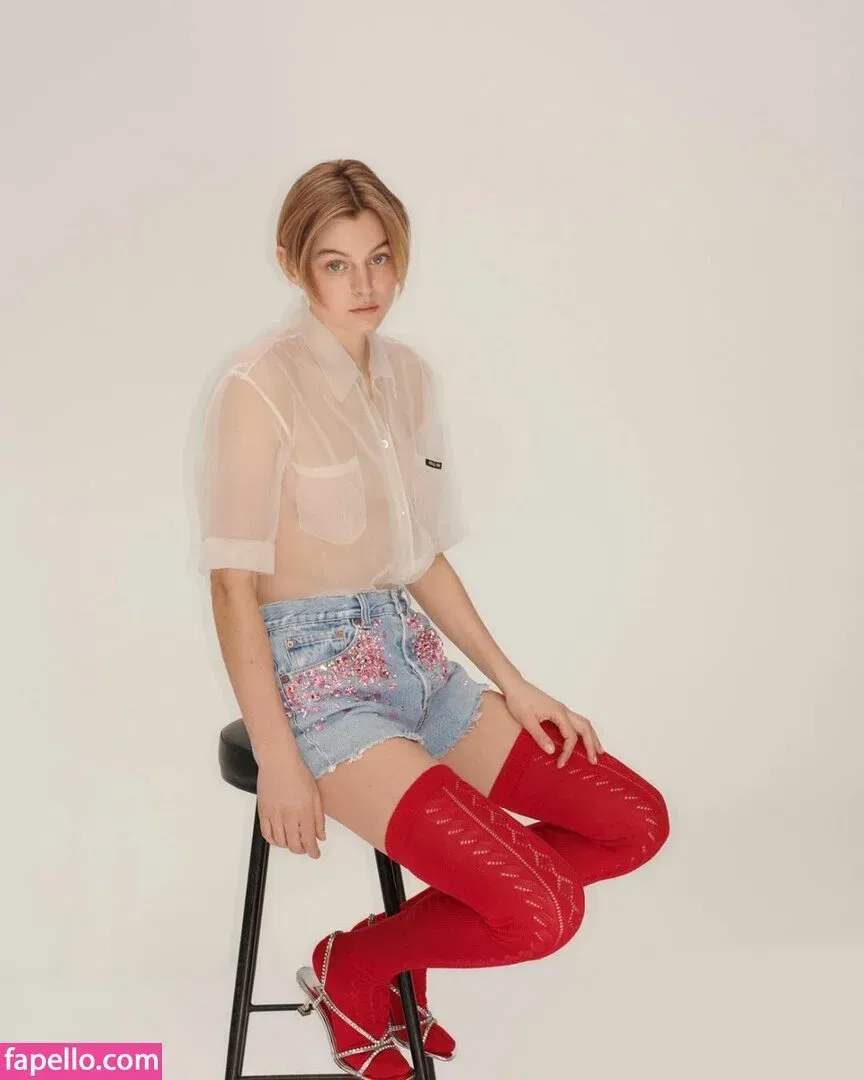 Emma Corrin Onlyfans Photo Gallery 