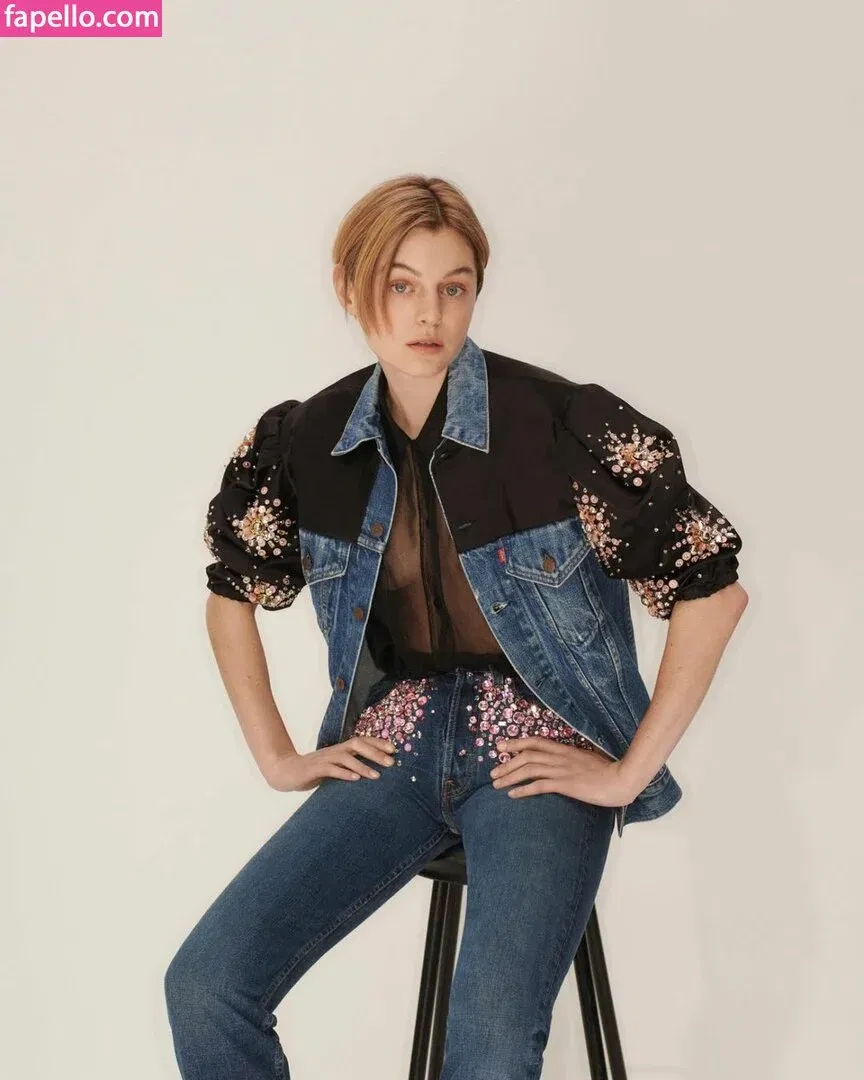 Emma Corrin Onlyfans Photo Gallery 