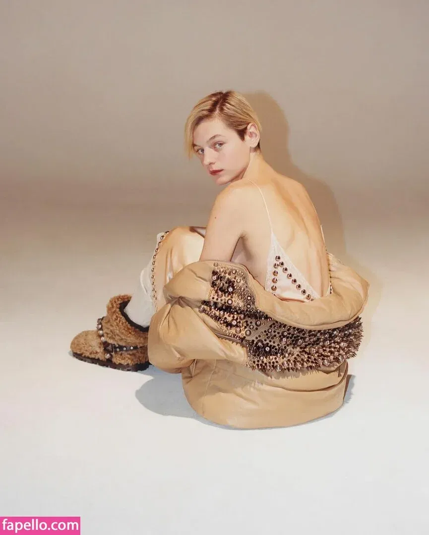 Emma Corrin Onlyfans Photo Gallery 