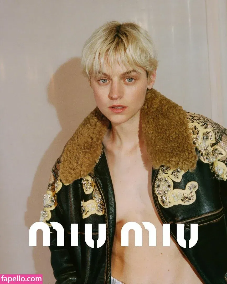 Emma Corrin Onlyfans Photo Gallery 