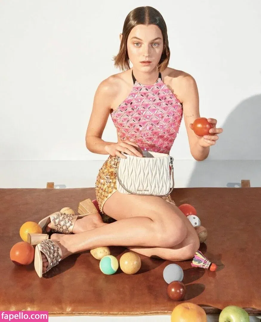 Emma Corrin Onlyfans Photo Gallery 