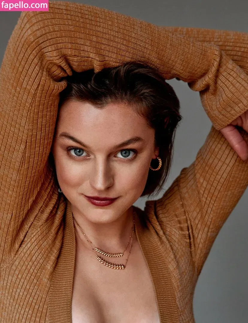 Emma Corrin Onlyfans Photo Gallery 