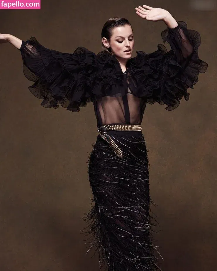 Emma Corrin Onlyfans Photo Gallery 