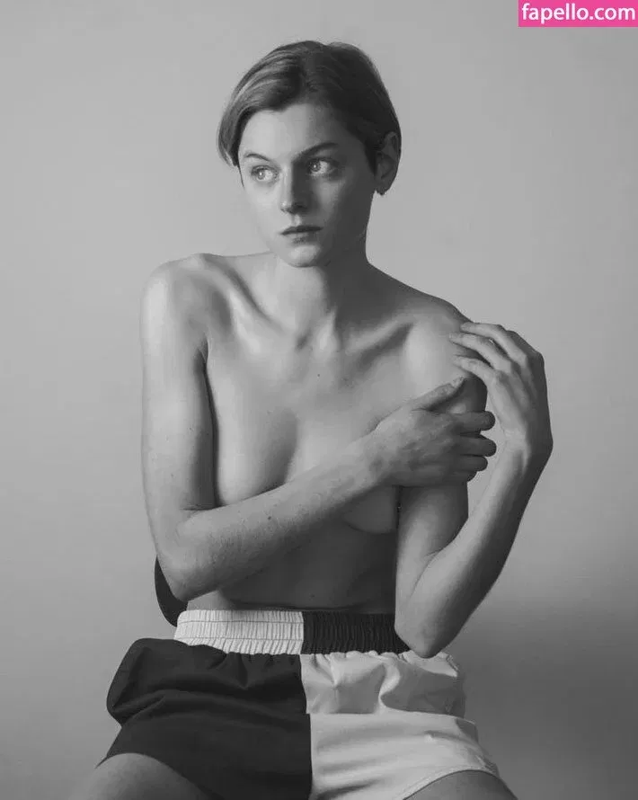 Emma Corrin Onlyfans Photo Gallery 