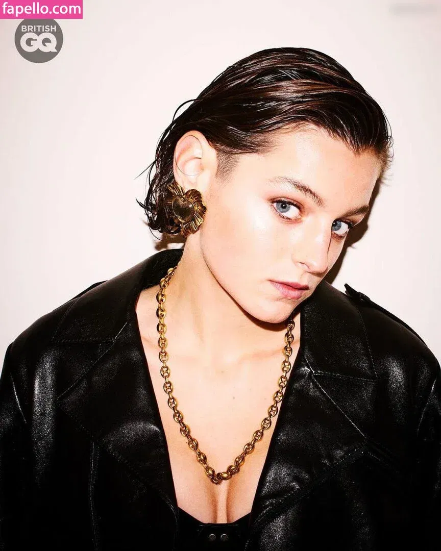 Emma Corrin Onlyfans Photo Gallery 