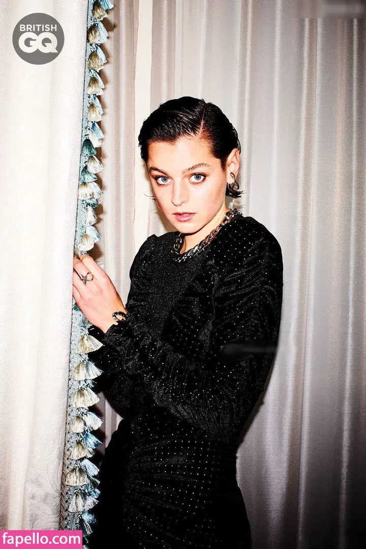 Emma Corrin Onlyfans Photo Gallery 