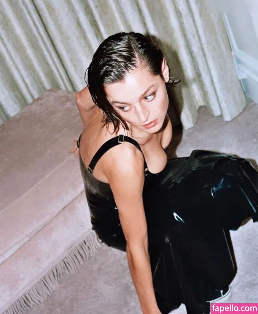 Emma Corrin Onlyfans Photo Gallery 