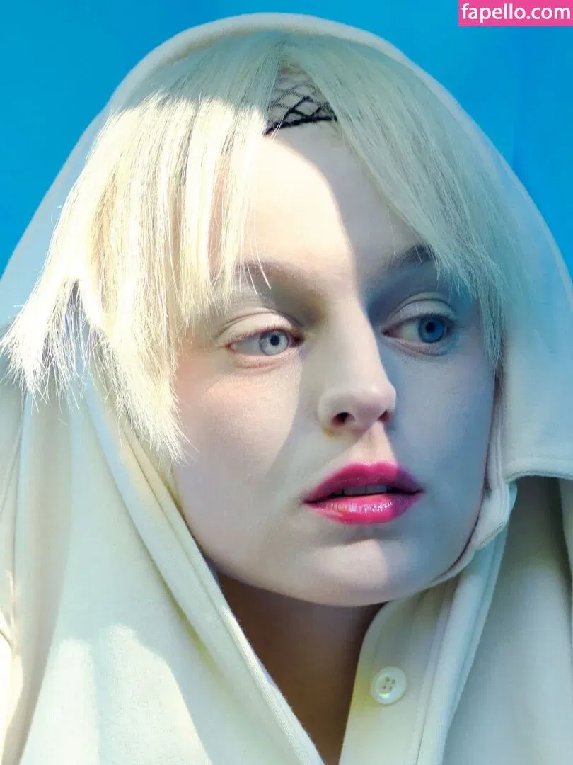 Emma Corrin Onlyfans Photo Gallery 