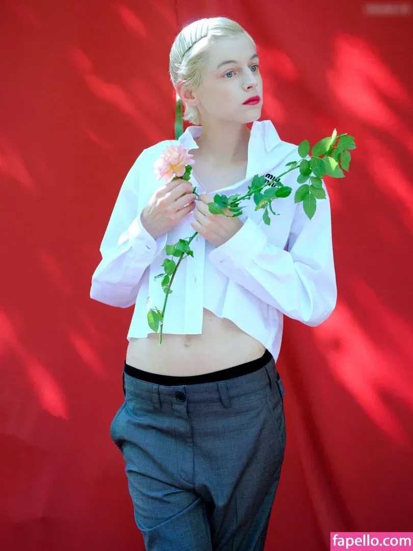 Emma Corrin Onlyfans Photo Gallery 