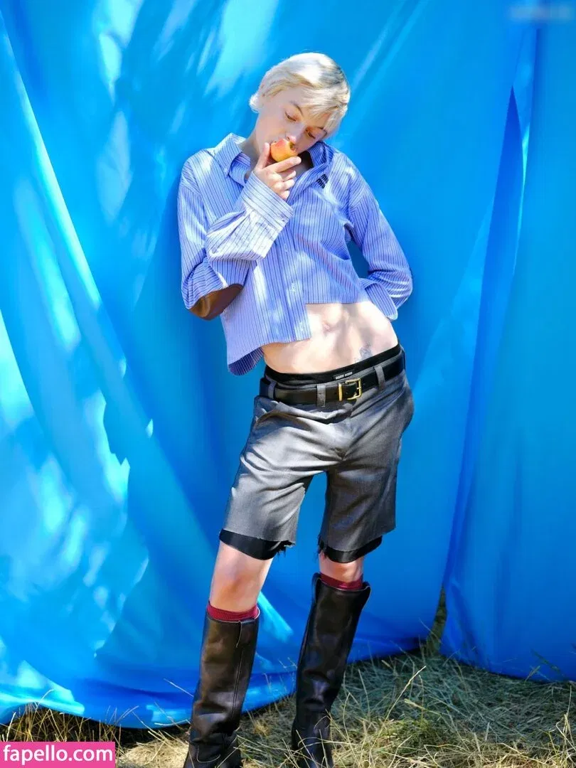 Emma Corrin Onlyfans Photo Gallery 