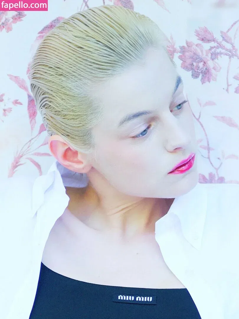 Emma Corrin Onlyfans Photo Gallery 