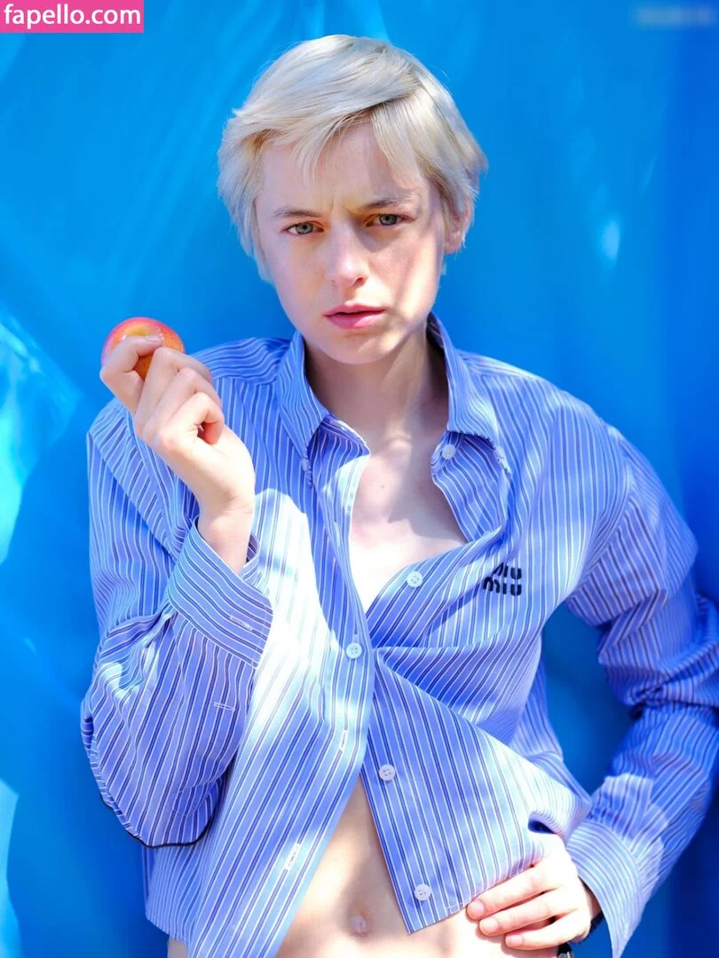 Emma Corrin Onlyfans Photo Gallery 