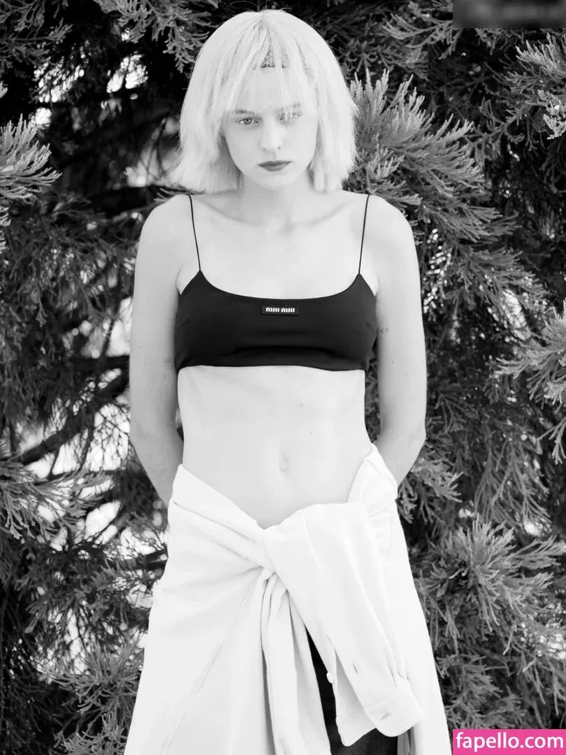 Emma Corrin Onlyfans Photo Gallery 