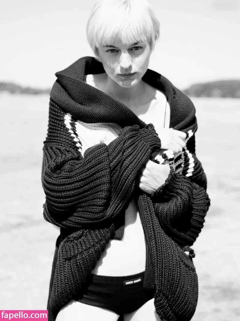 Emma Corrin Onlyfans Photo Gallery 