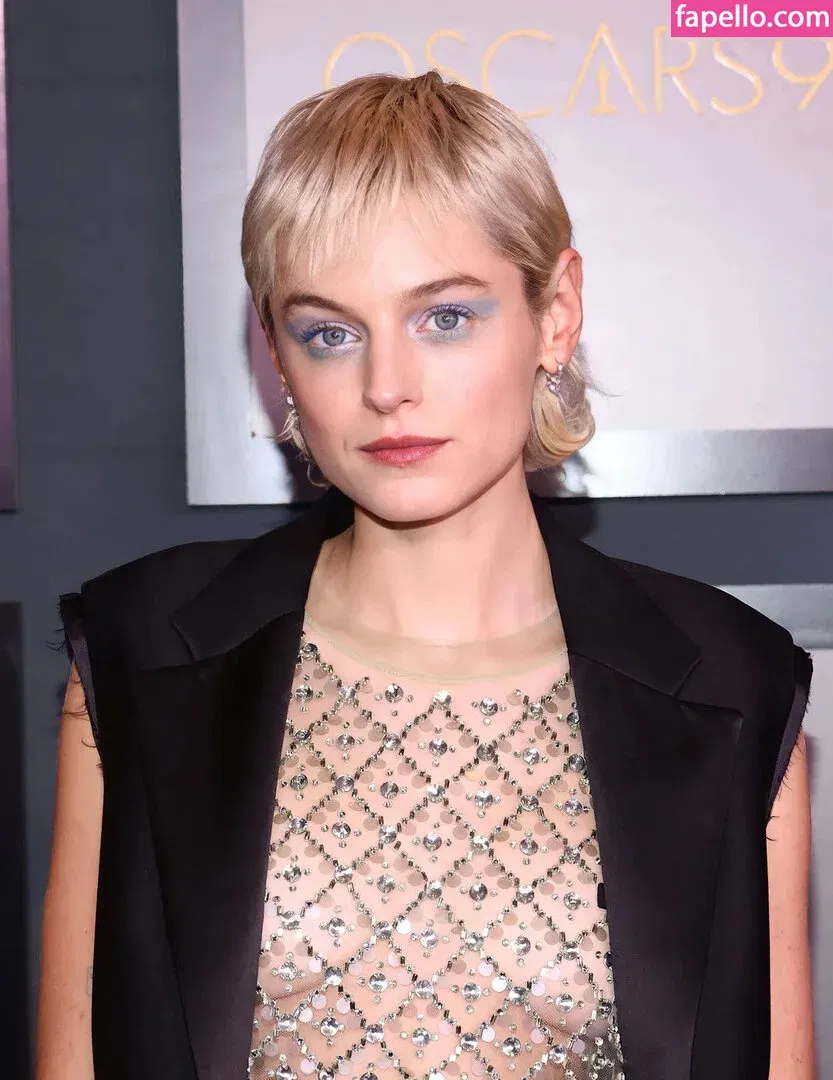 Emma Corrin Onlyfans Photo Gallery 