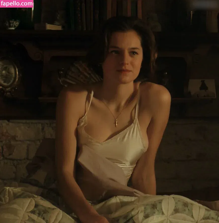 Emma Corrin Onlyfans Photo Gallery 