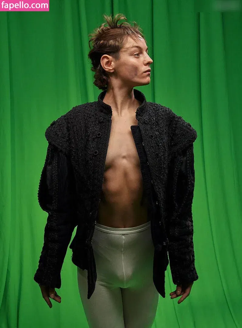 Emma Corrin Onlyfans Photo Gallery 