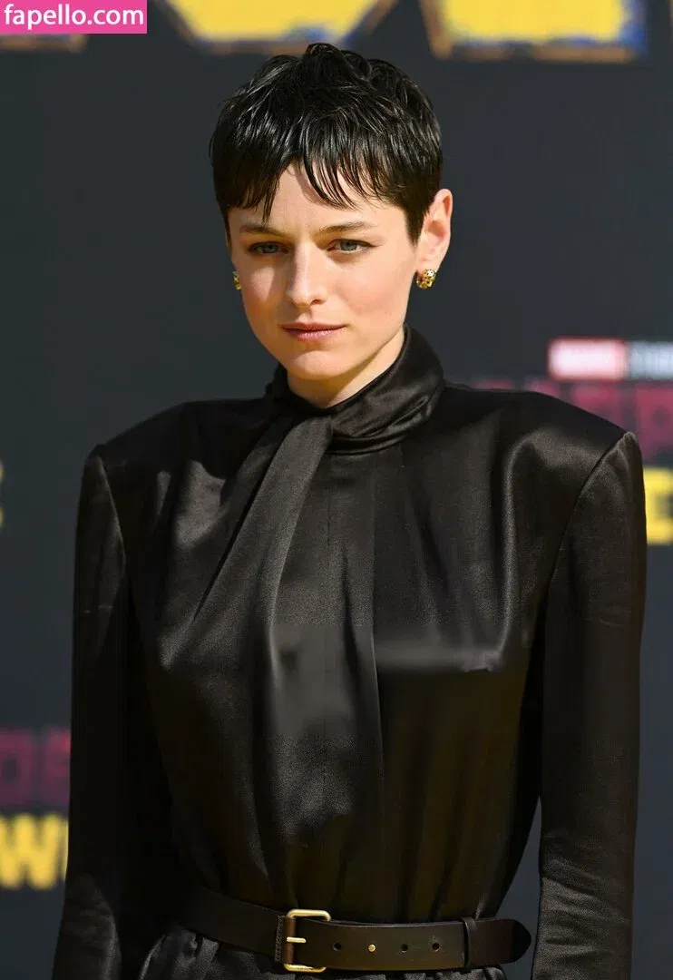 Emma Corrin Onlyfans Photo Gallery 