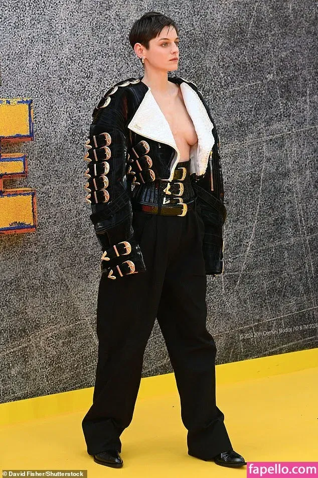 Emma Corrin Onlyfans Photo Gallery 