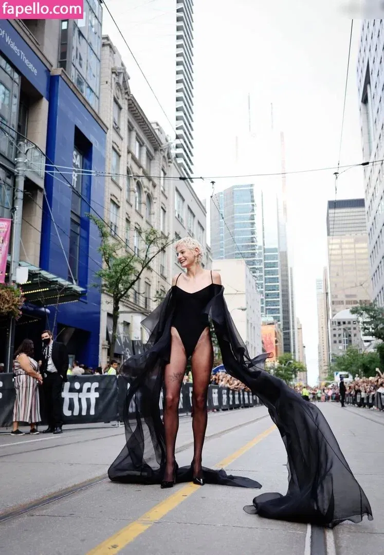 Emma Corrin Onlyfans Photo Gallery 